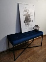 Modra, ravni gumbi, črno podnožje