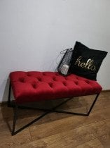 Rdeča, globoki gumbi, črno podnožje