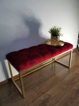 Rdeča, globoki gumbi, zlato podnožje